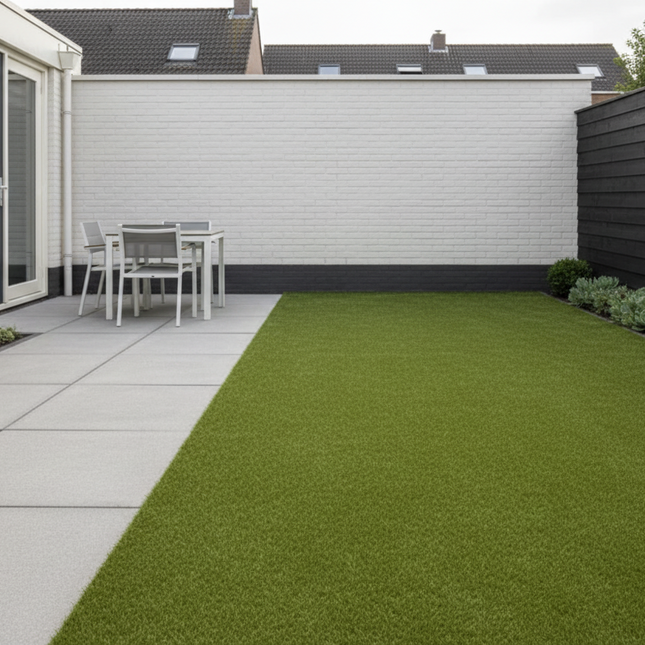 Kunstgras Select 51 35 mm betaalbaar kunstgras met diamond-shape vezels met sedum en ilex beplanting in de border.
